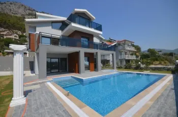Göcek Türkiye'de Satılık Lüks Tasarımlı Deniz Manzaralı Villa